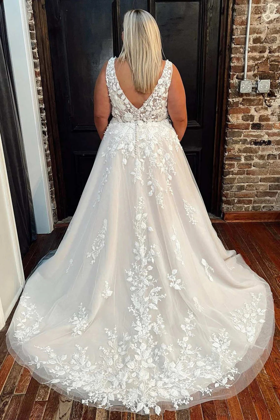 Robe de mariée trapèze en dentelle florale à col en V avec